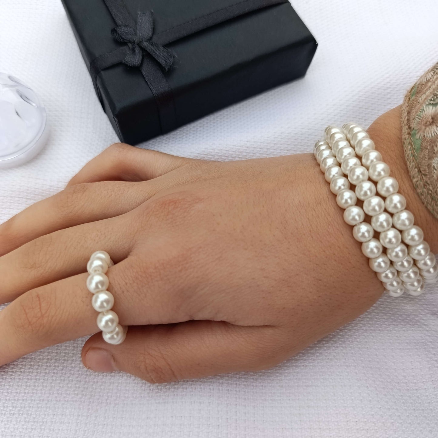Royal Pearl Elegance Set – 3x Classy Bracelets & 1x Matching Pearl Ring (4-Piece Set)